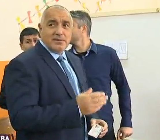 Премиерът Борисов гласува за 2 минути и 42 секунди и се издаде за кого