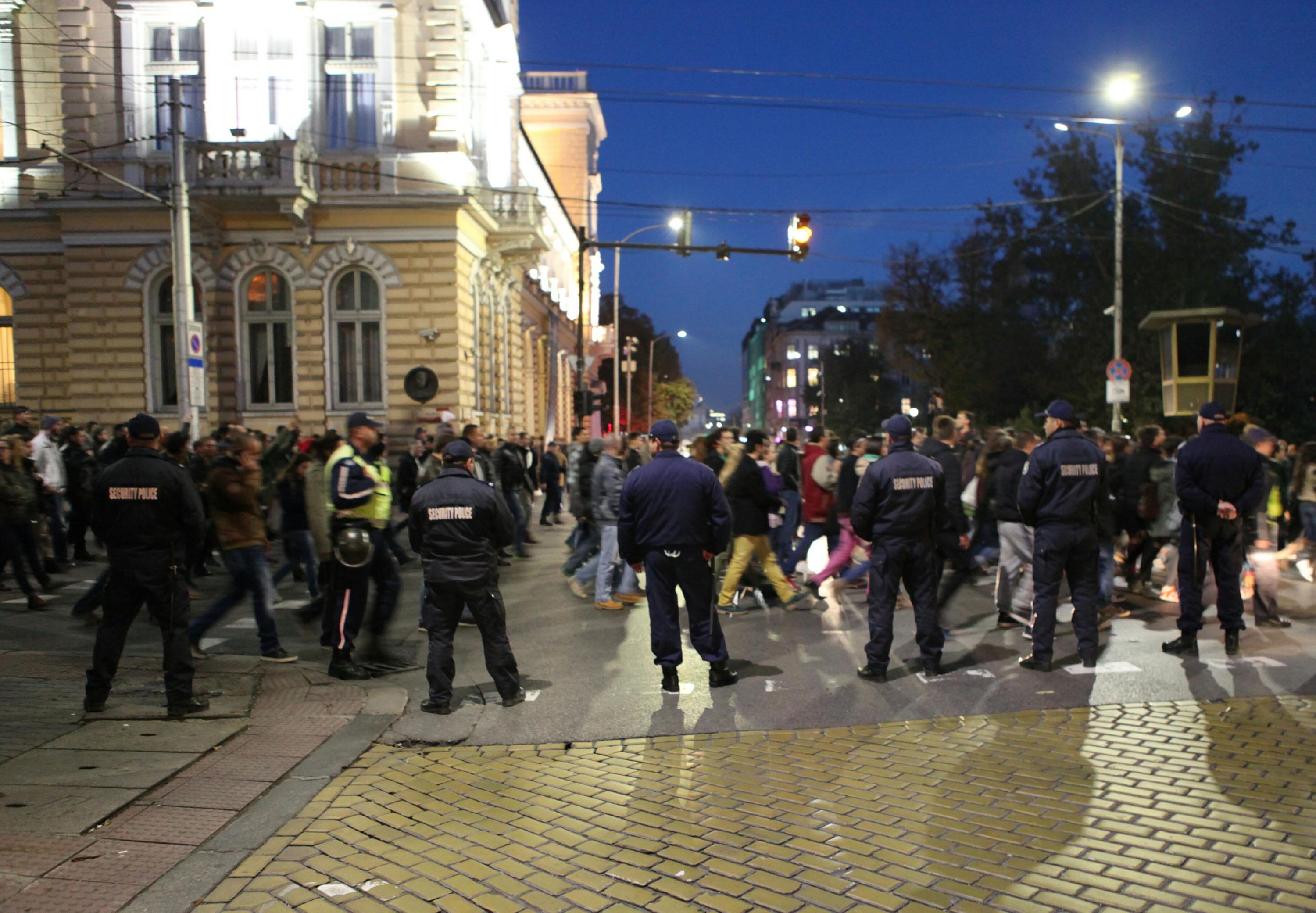 Протестът срещу Волен изкара над 1000 души на площада (СНИМКИ)