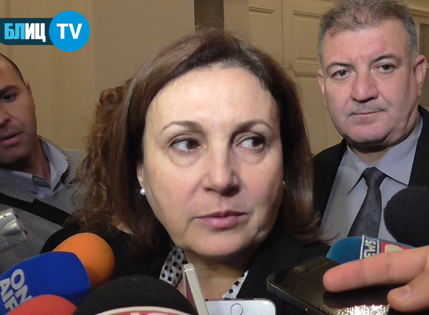 ИЗВЪНРЕДНО В БЛИЦ TV : Чакат Румяна Бъчварова в парламента заради атентата срещу Алексей Петров!