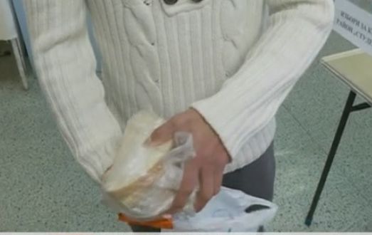 Мъченик от „Арена Армеец” си е стегнал сух пакет с храна за балотажа в НДК (ВИДЕО)