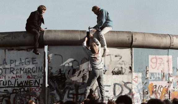 На 86 години почина човекът, обявил падането на Берлинската стена