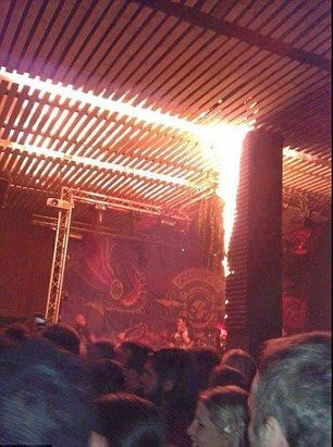 Ето го момента, в който фойерверките подпалиха смъртоносния огнен ад в клуба в Букурещ (СНИМКИ/ВИДЕО 18+)  