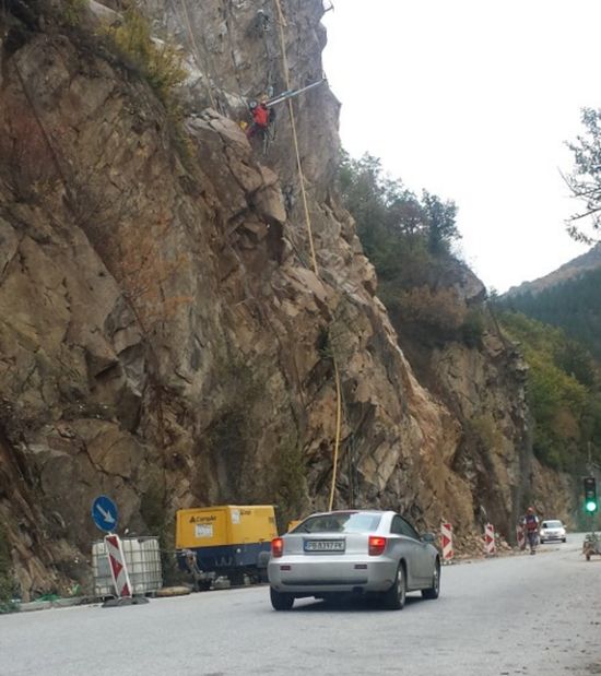 Алпинисти укрепват свлачище по пътя Асеновград-Смолян