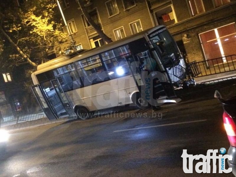 Тъмно Ауди Q7 засече автобус, пълен с пътници, виновникът избяга (СНИМКИ/ВИДЕО)