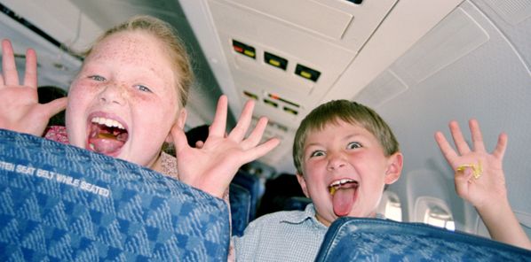 Определиха най-неприятните съседи по седалка в самолет