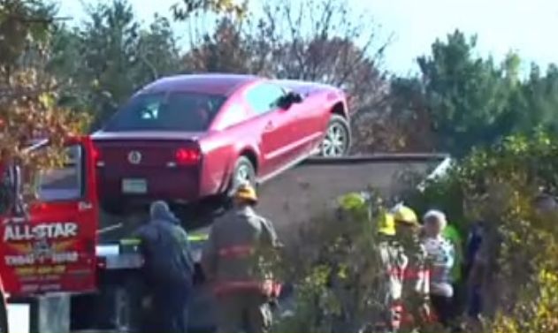 Пишман-шофьор качи колата си върху къща (ВИДЕО)