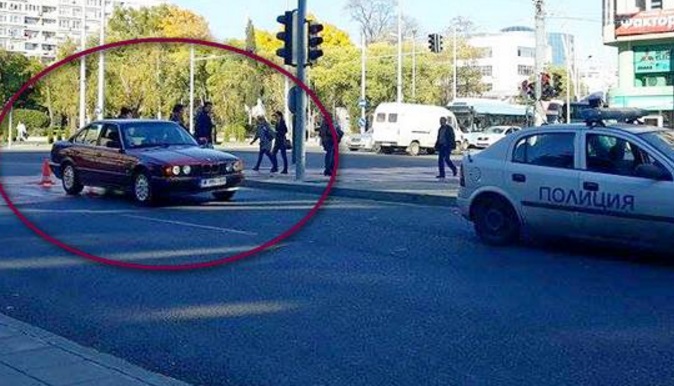 Червено БМВ блъснало пешеходеца до бившата билкова аптека в Бургас