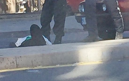 Блъснат пешеходец лежи до бившата билкова аптека в Бургас