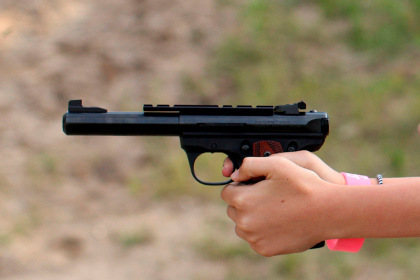Американец въоръжил 5-годишната си внучка с пистолет и я изоставил в пустинята