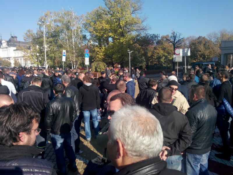 БЛИЦ TV: Полицаите закичиха с карамфил Kадиев и Каракачанов, освиркаха ген. Атанасов