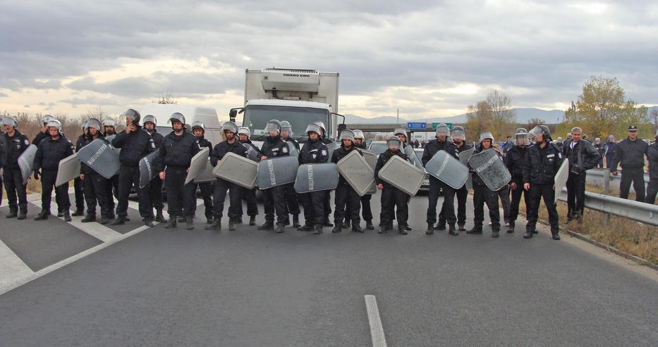 Полицаи блокират изхода на Варна