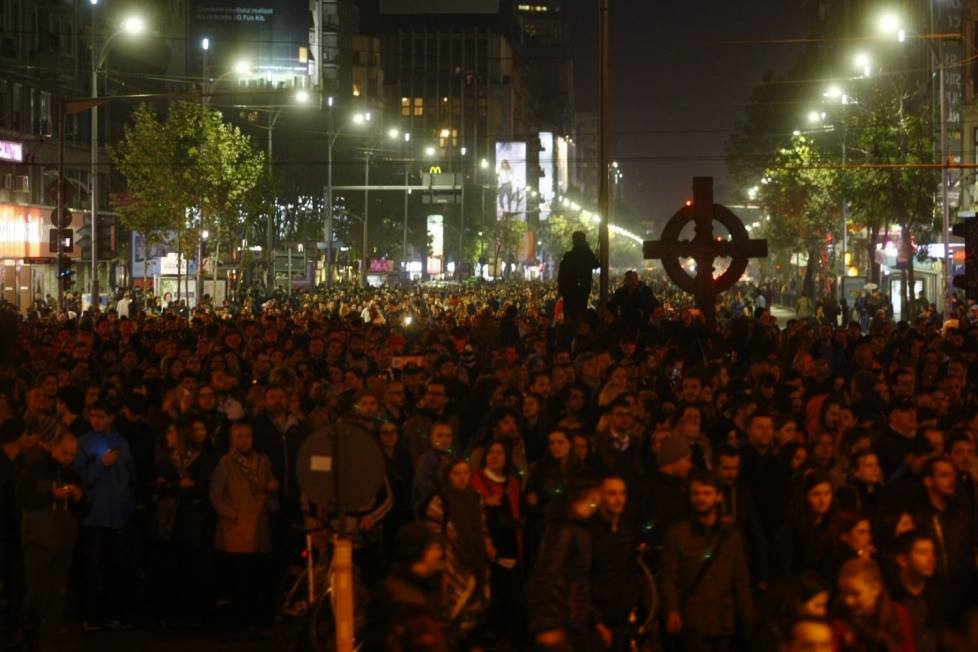 Букурещ въстана - десетки хиляди излязоха на улиците, искат оставка на правителството (СНИМКИ)