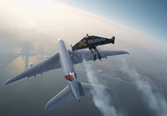 Фурор в небето над Дубай: Дръзки смелчаци летят редом с огромен самолет (ВИДЕО)
