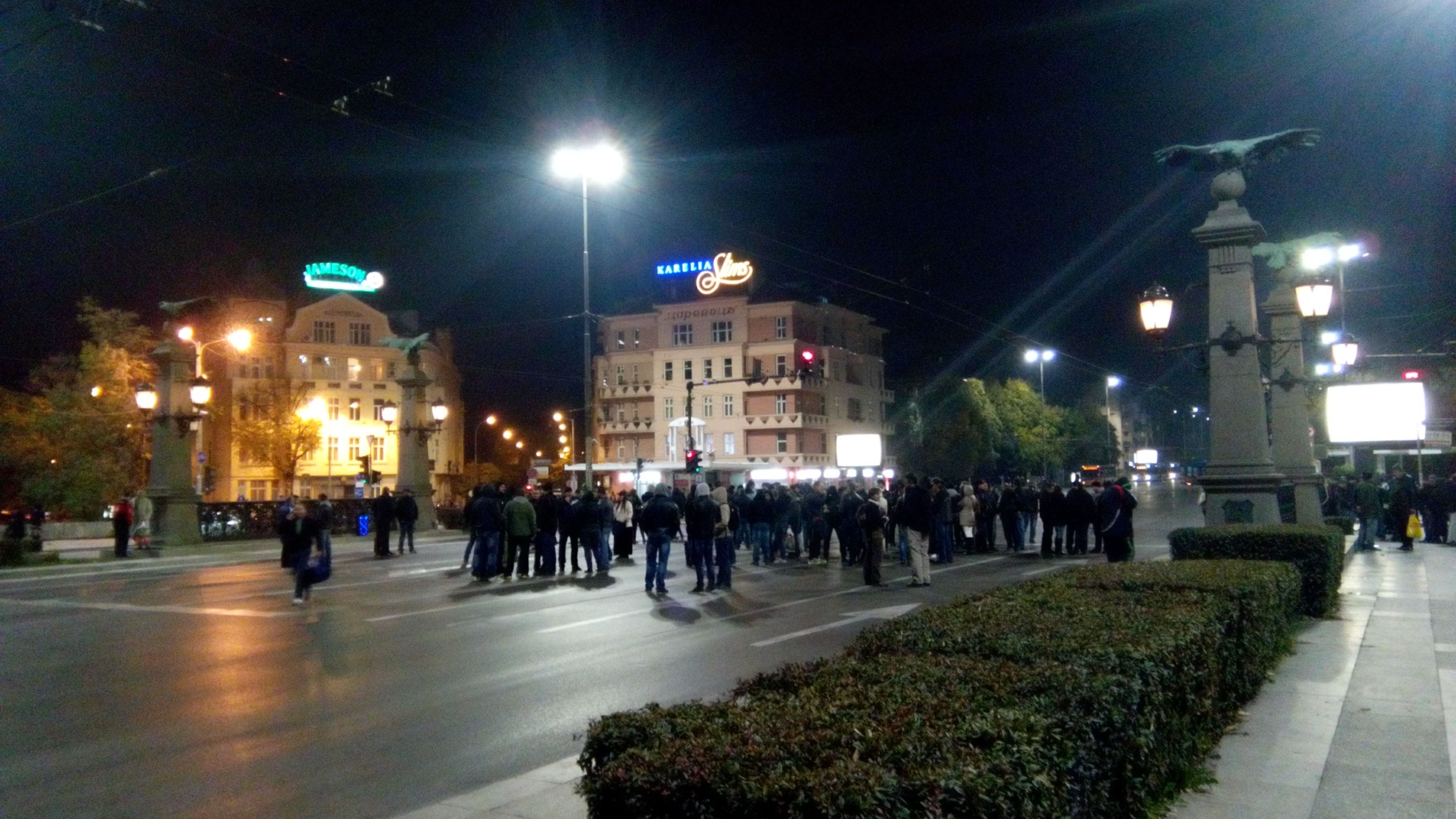 Протестиращите полицаи освободиха &quot;Орлов мост&quot; и пак го блокираха (СНИМКИ)
