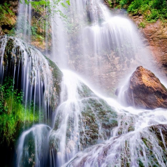 Все още не могат да достигнат до затрупаните на Крушунските водопади туристи 