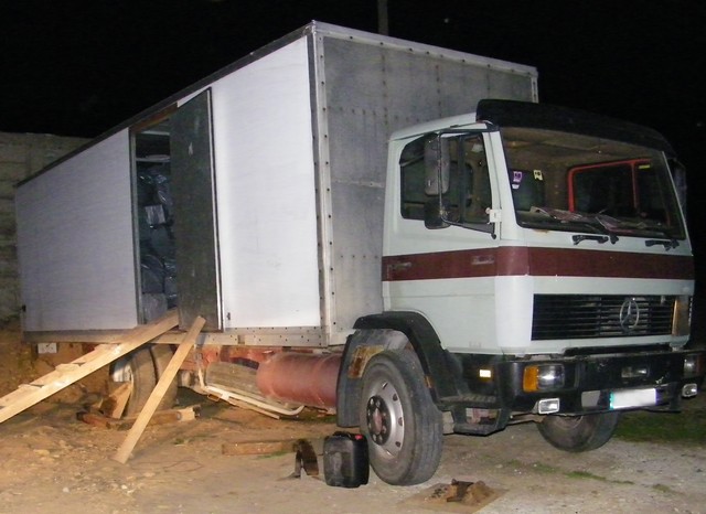 Спипаха контрабандисти на цигари от Турция, минавали браздата с камион и трактор (СНИМКИ)
