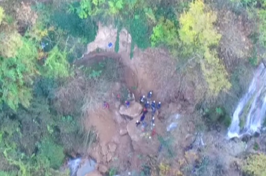 Заснеха с дрон издирването на затрупаните край Крушунските водопади (ВИДЕО)