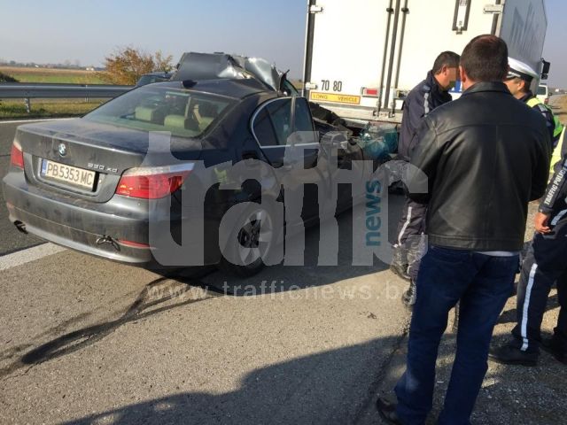Шофьорът на БМВ-то се е забил с 200 км/ч в камиона с локум (СНИМКИ)