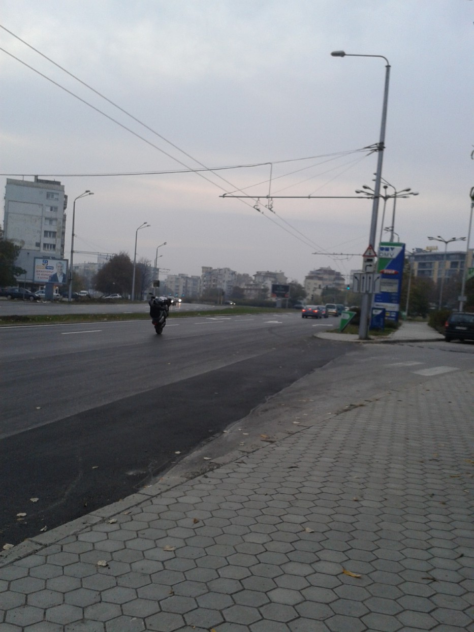 Камикадзе се фука на задна гума по оживен варненски булевард (СНИМКИ)