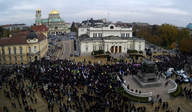 Ченгета окупираха площада пред Народното събрание, очакват 25 000 на протеста (СНИМКИ)