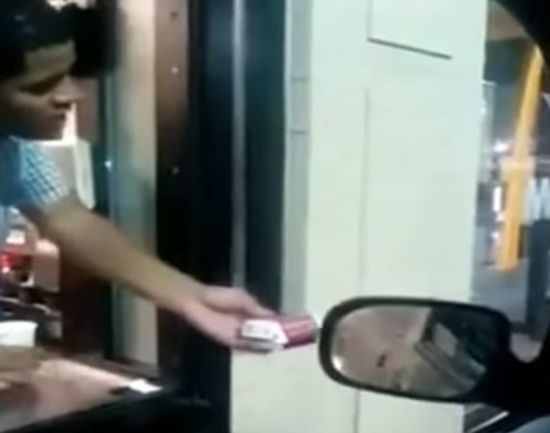 В McDonald’s се изгавриха с възрастен бездомник (ВИДЕО)   