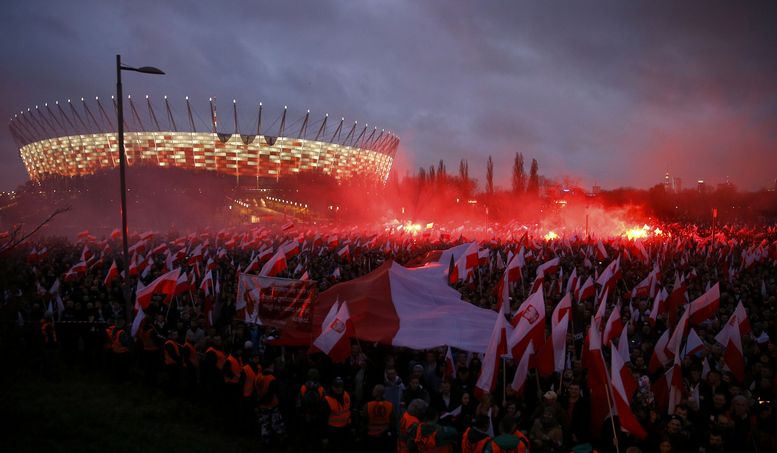 Десетки хиляди поляци скандираха: Спрете ислямизацията (СНИМКИ/ВИДЕО)