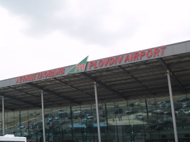 Какво става на летище Пловдив? Уволниха 20 души само за няколко дни