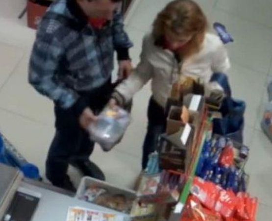 Наглеци! Мъж и жена откраднаха кутия с дарения за болно дете (ВИДЕО)