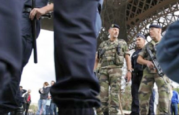 Черен „Сеат” на терористите намерен в Париж