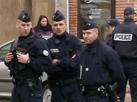Акция в Париж: Двама или трима терористи се барикадираха в &quot;Сен Дени&quot;, води се престрелка! (ВИДЕО)