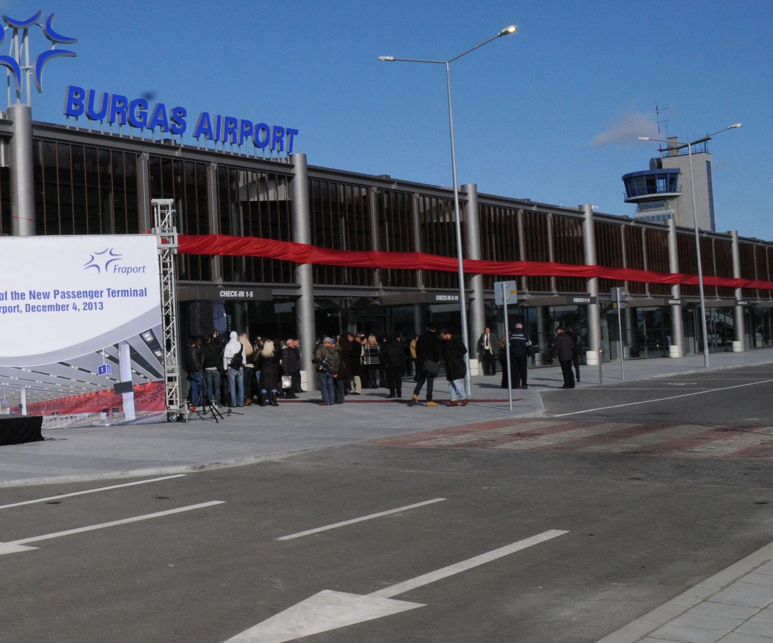 Ексклузивно: Приземиха извънредно самолет в Бургас заради сигнал за бомба!