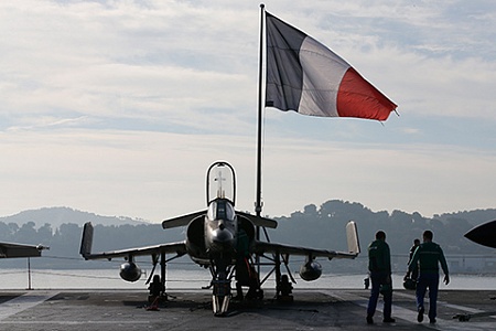 „Независимая газета“: Франция е готова да размени НАТО за Русия