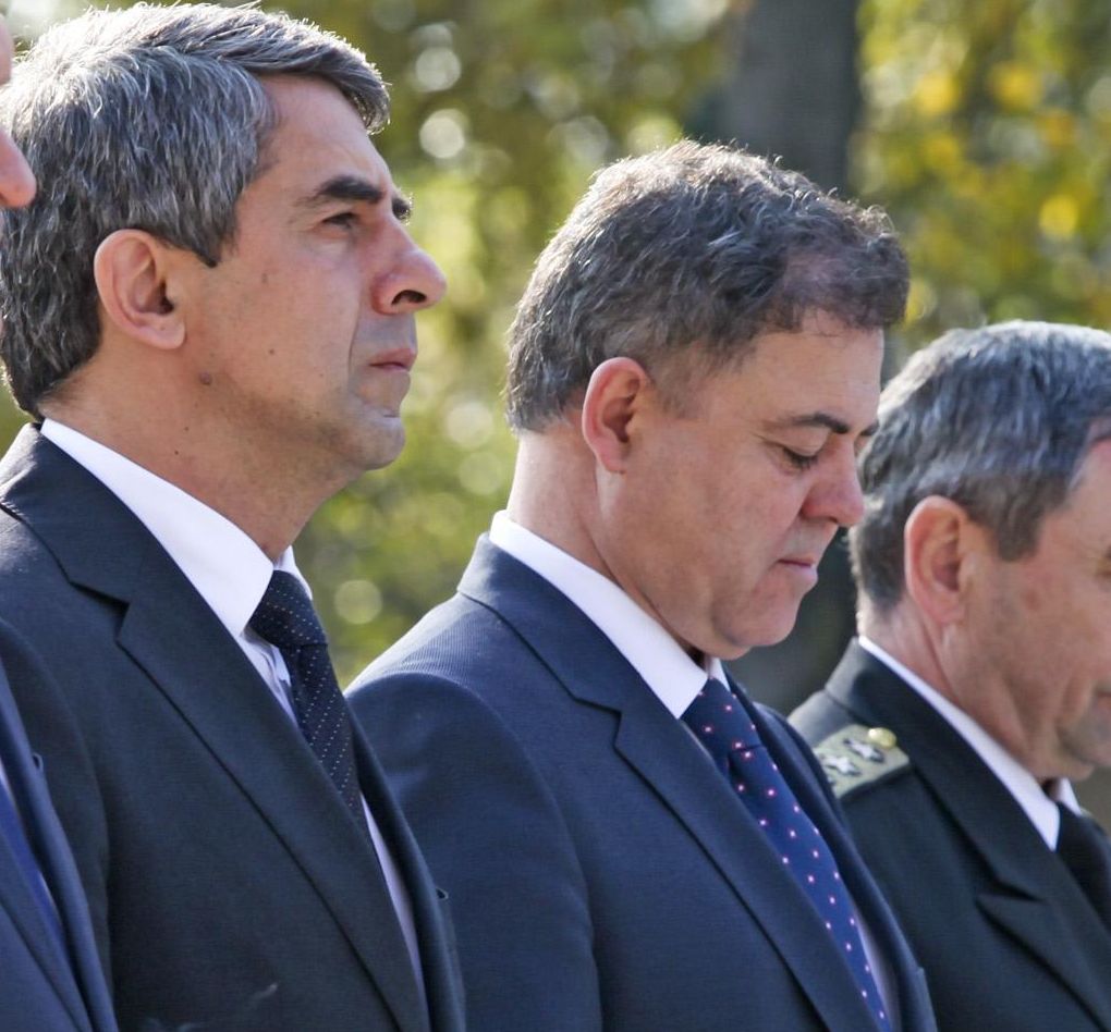 Военният министър запя в хора на Плевнелиев за хибридната война