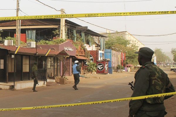 Джихадисти се барикадираха в хотел в Мали, стрелят на месо