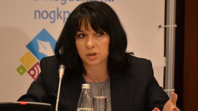 Министър Петкова: Цената на тока не е политическо решение