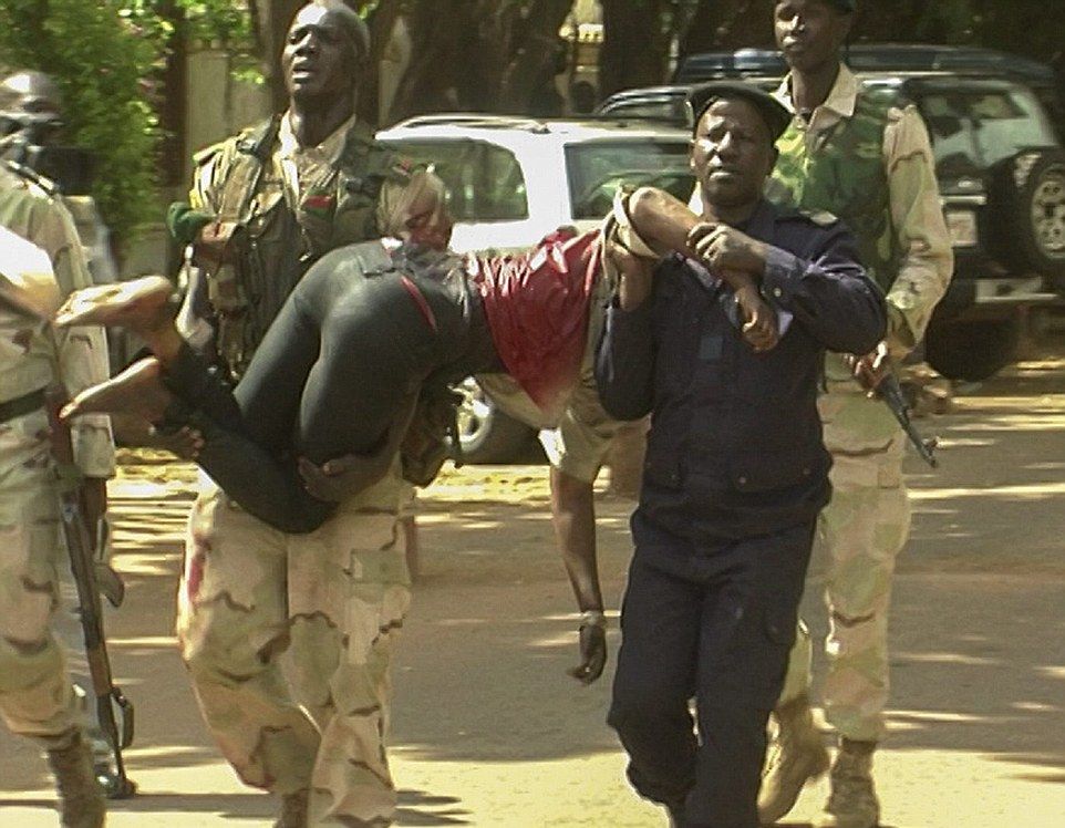 Клането в Мали: Главорезът Марлборо Мен остави тела в локви от кръв по коридорите на хотела (СНИМКИ 18+)