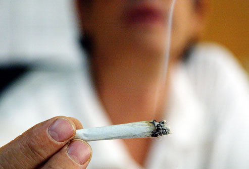 Малолетни момчета в болница, пушили цигара с дрога