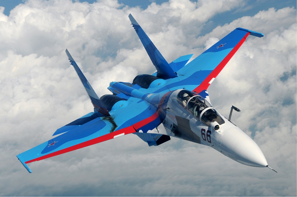 Cу-30СМ срещу F-16: Кой ще победи в небето?