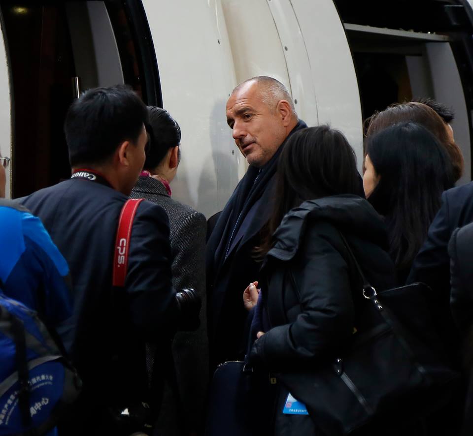 Яки мерки за сигурност! Тарашат костюмите на Борисов на летището в Пекин