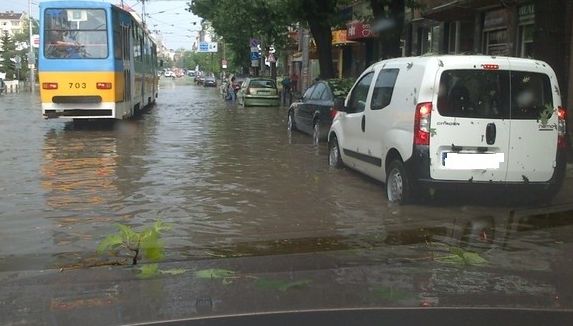 Аварийна ситуация в София, два булеварда са под вода