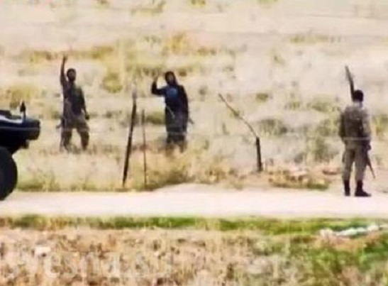 Терористи от &quot;Ислямска държава&quot; приветливо махат на турски граничари (СНИМКА)