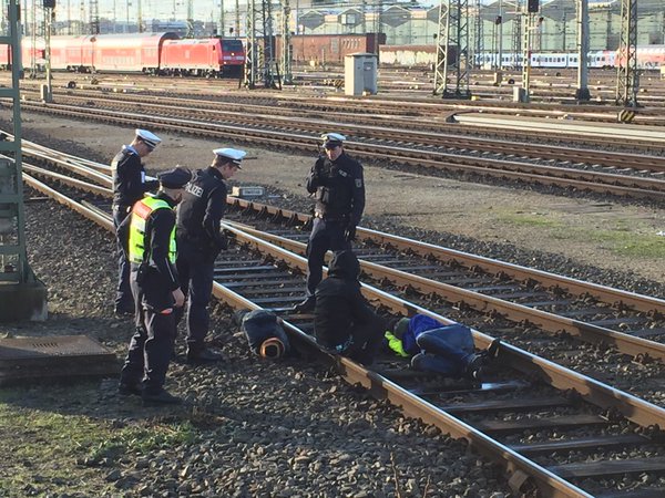 Демонстранти се оковаха на релсите пред влака на германски министър 