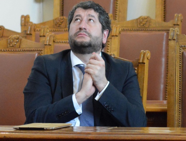 Задават се рокади във властта - шут за правосъдния министър Христо Иванов
