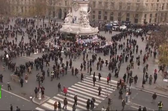 На живо в БЛИЦ: Полиция разгонва с газ демонстранти в Париж