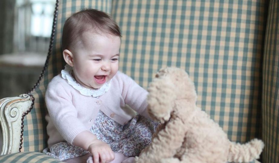 Кейт и Уилям публикуваха непоказвани снимки на 6-месечната принцеса Шарлот (СНИМКИ)