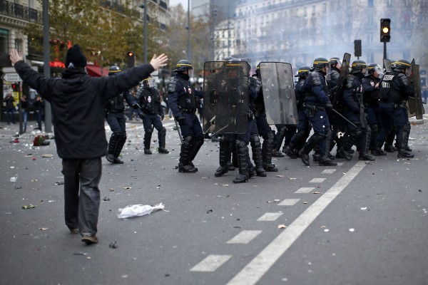 Над 200 арестувани при мелетата преди срещата за климата в Париж (СНИМКИ)