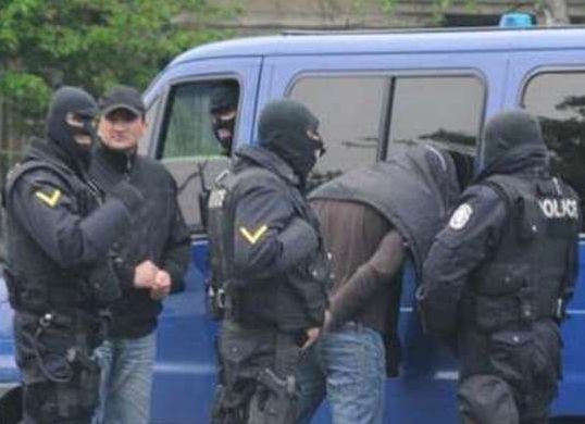Бургаски дилър пробва да бяга от полицаи, хвърля дрога из парка