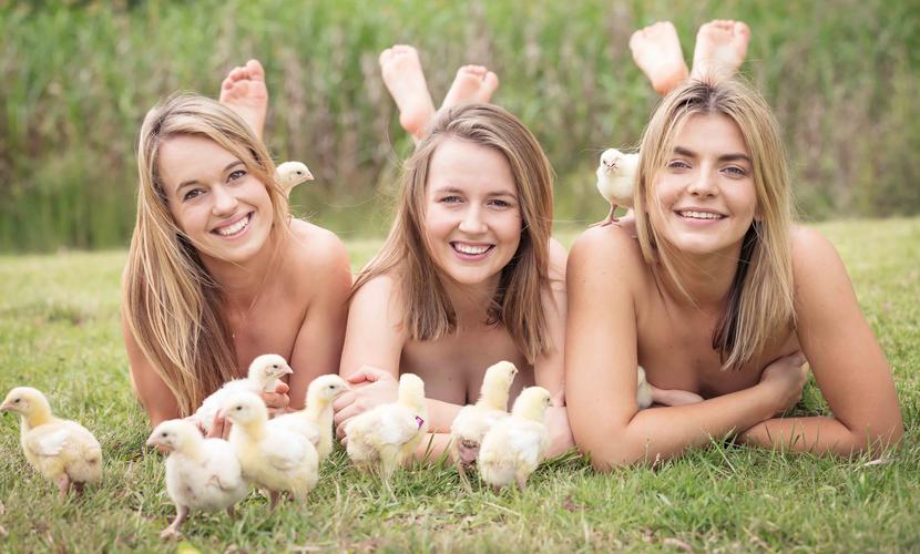 Апетитни студентки се снимаха голи за фермерски календар (18+)
