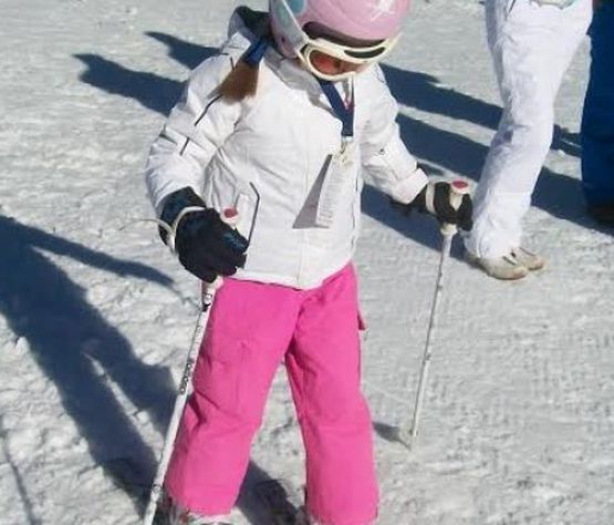 Банско пуска децата до 7 г. на ски срещу левче