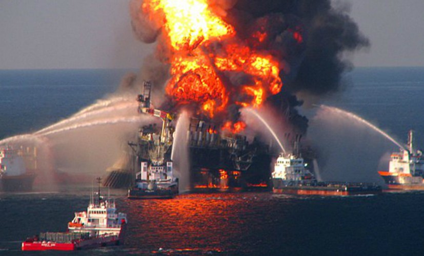Ад в Каспийско море! Пожар в нефтена платформа погуби 32 души (ВИДЕО)